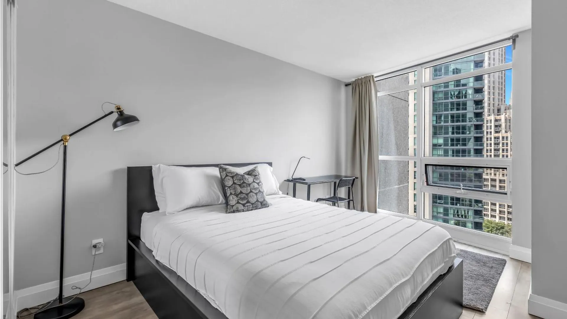 2 Bedroom With City Views With Free Parking And Pool Toronto Apartmán