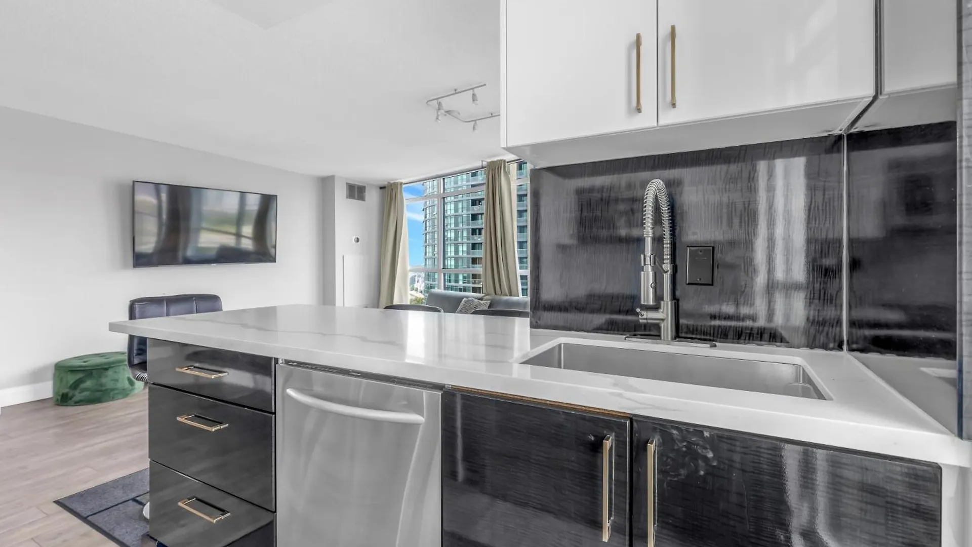 2 Bedroom With City Views With Free Parking And Pool Toronto