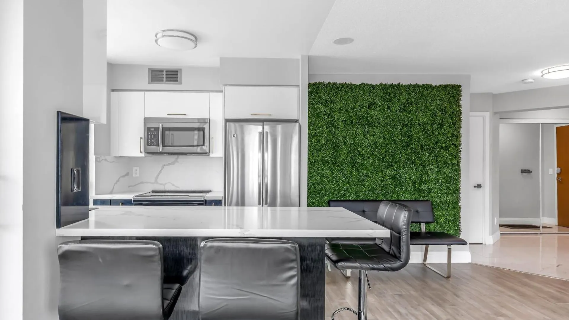 Apartmán 2 Bedroom With City Views With Free Parking And Pool Toronto