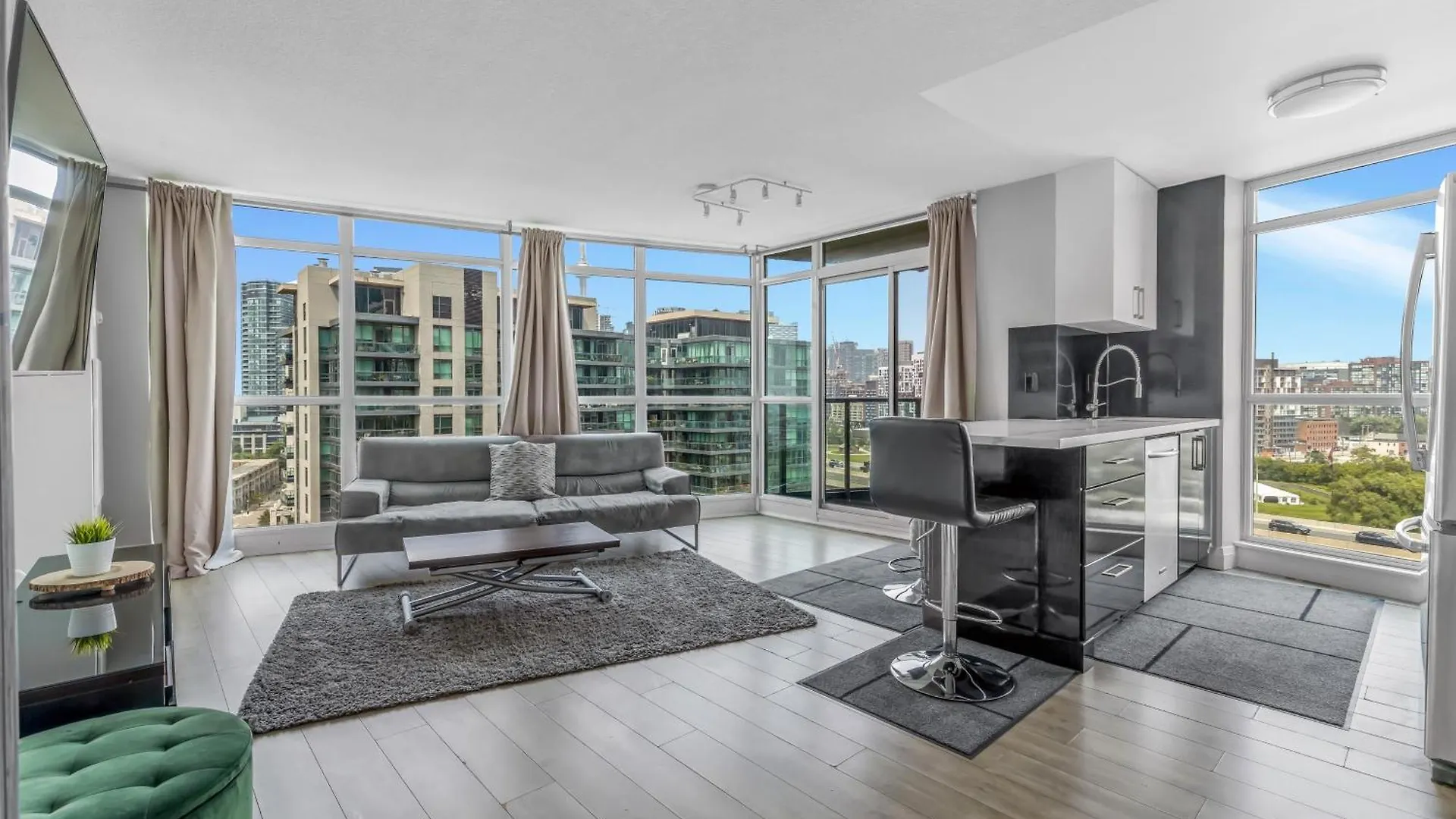 2 Bedroom With City Views With Free Parking And Pool Toronto Apartmán