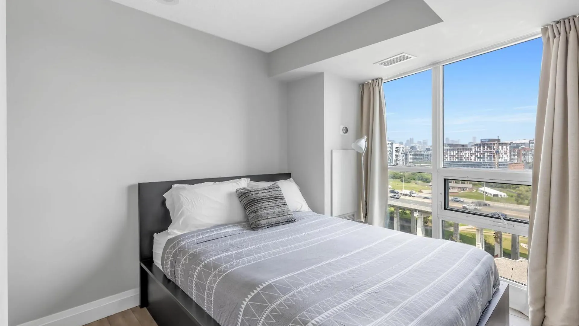 2 Bedroom With City Views With Free Parking And Pool Toronto Canadá