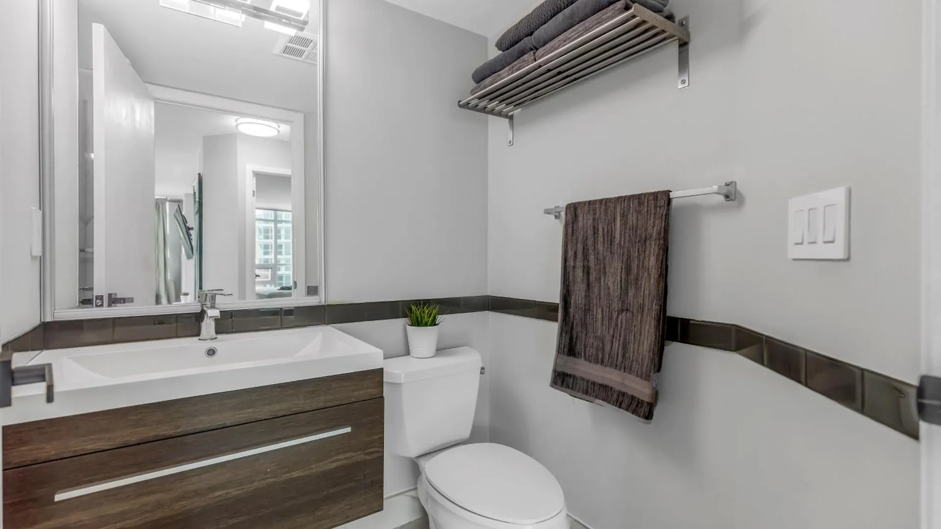 2 Bedroom With City Views With Free Parking And Pool Toronto Apartamento