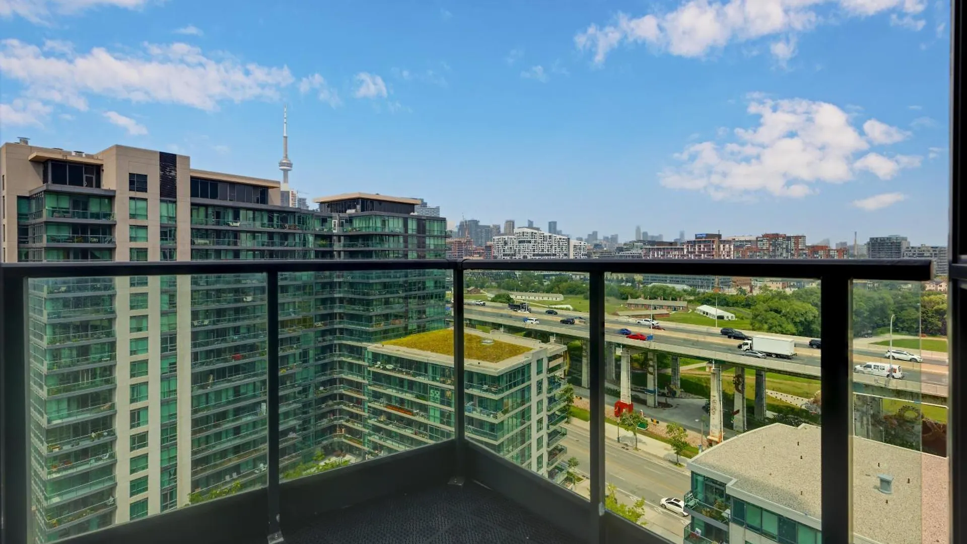 2 Bedroom With City Views With Free Parking And Pool Toronto 0*,  Canadá