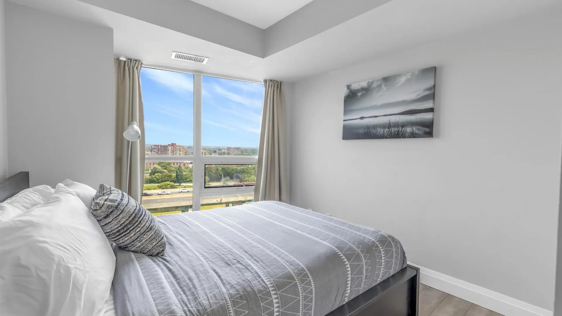 Apartamento 2 Bedroom With City Views With Free Parking And Pool Toronto Canadá
