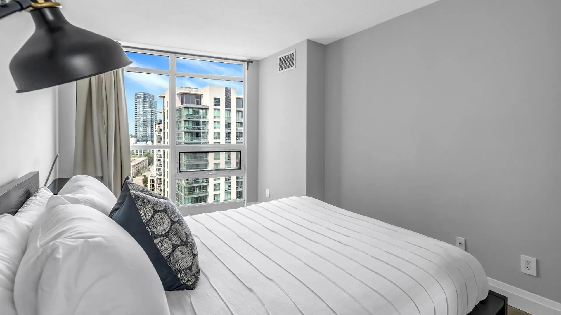 2 Bedroom With City Views With Free Parking And Pool Toronto Apartamento