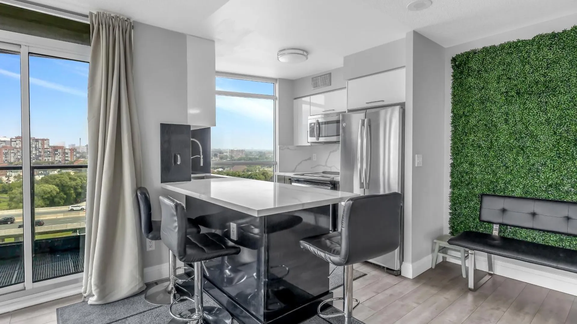 Apartamento 2 Bedroom With City Views With Free Parking And Pool Toronto Canadá