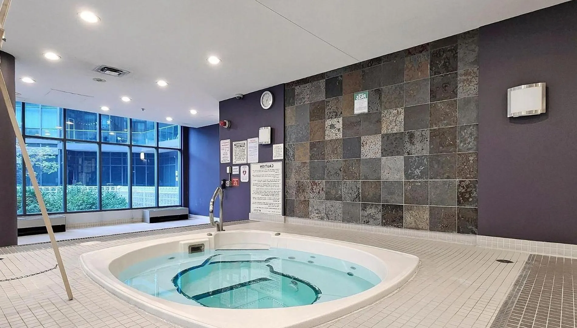2 Bedroom With City Views With Free Parking And Pool Toronto 0*,
