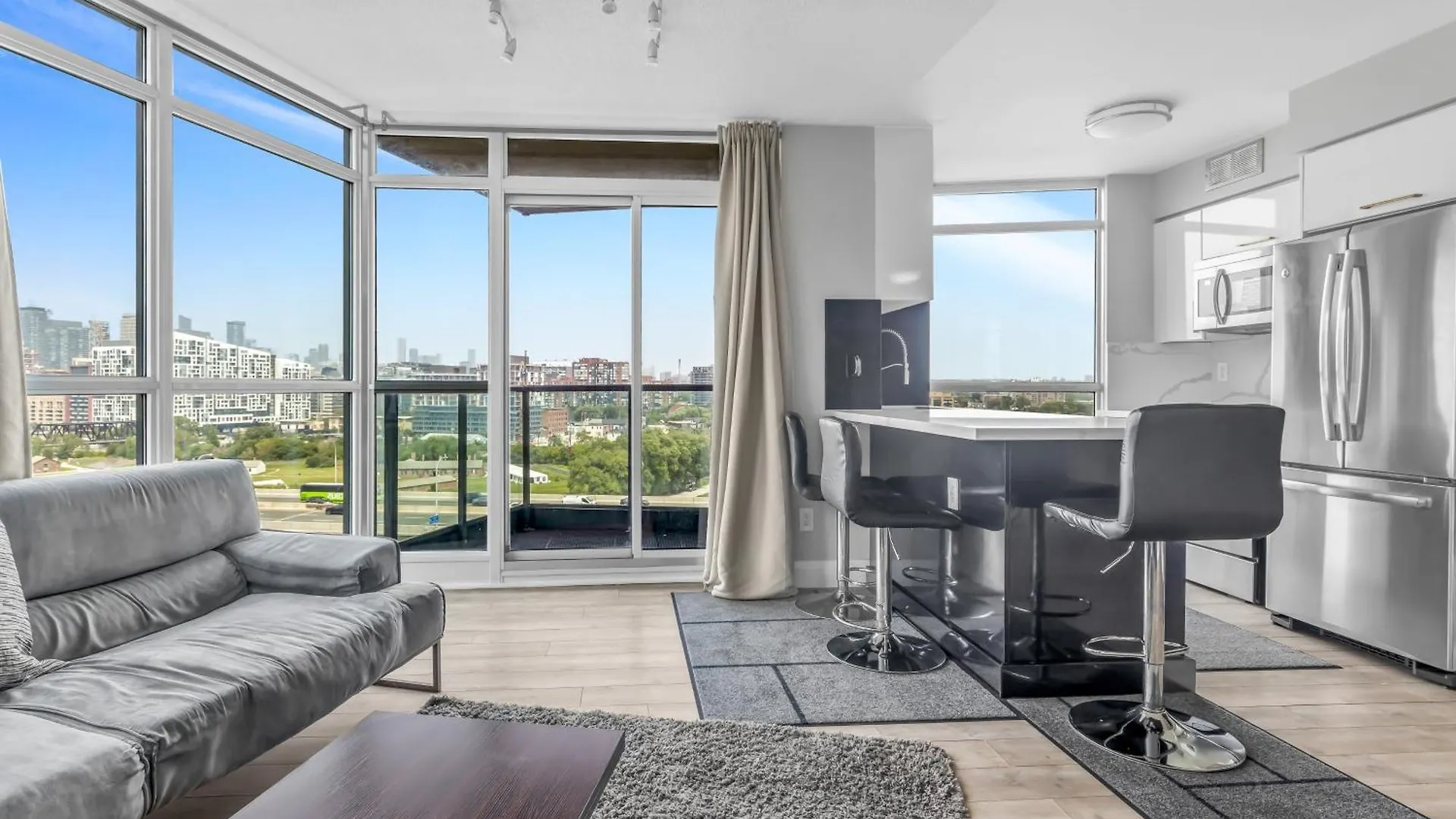 2 Bedroom With City Views With Free Parking And Pool Toronto