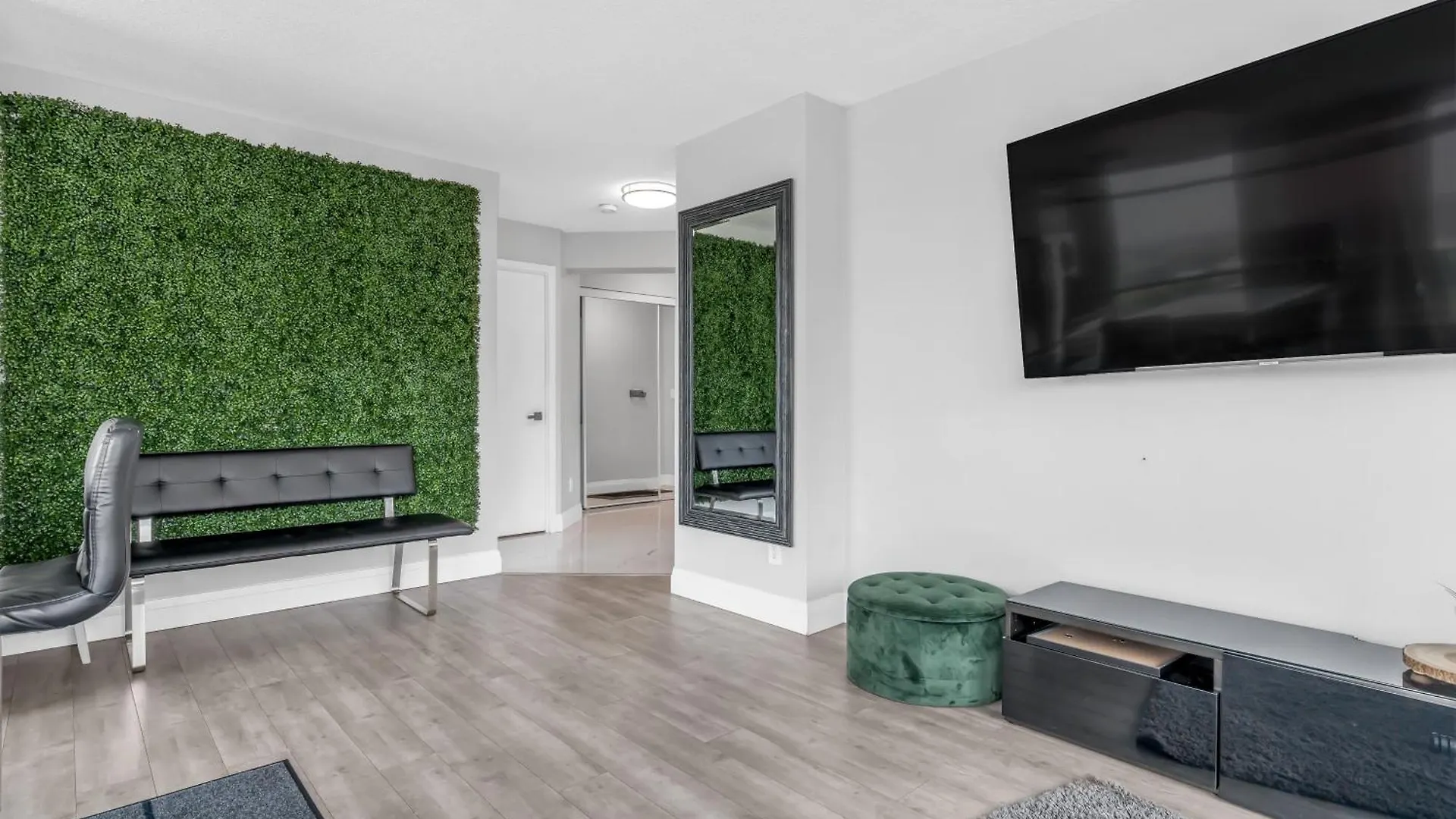 2 Bedroom With City Views With Free Parking And Pool Toronto 0*,